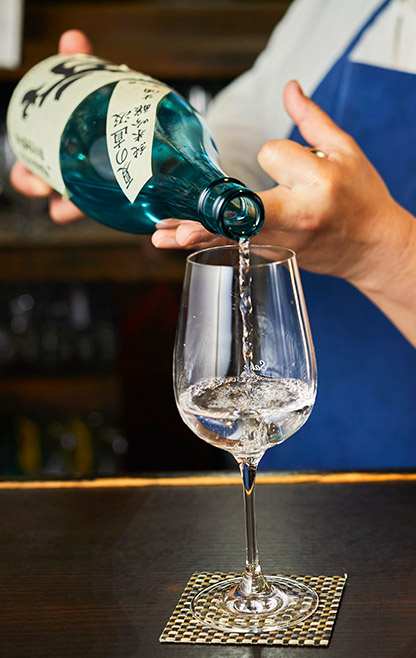 日本酒を注ぐシーン